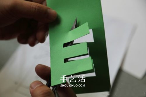 春字剪纸方法步骤图解 简单春节春的剪纸教程 -  www.shouyihuo.com