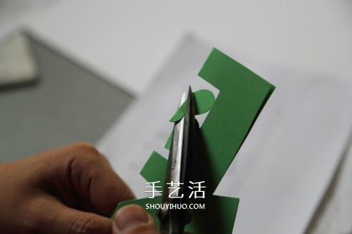 春字剪纸方法步骤图解 简单春节春的剪纸教程 -  www.shouyihuo.com